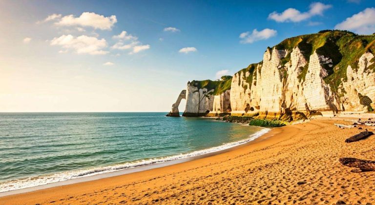Découvrez la plus belle plage de Normandie et ses trésors cachés