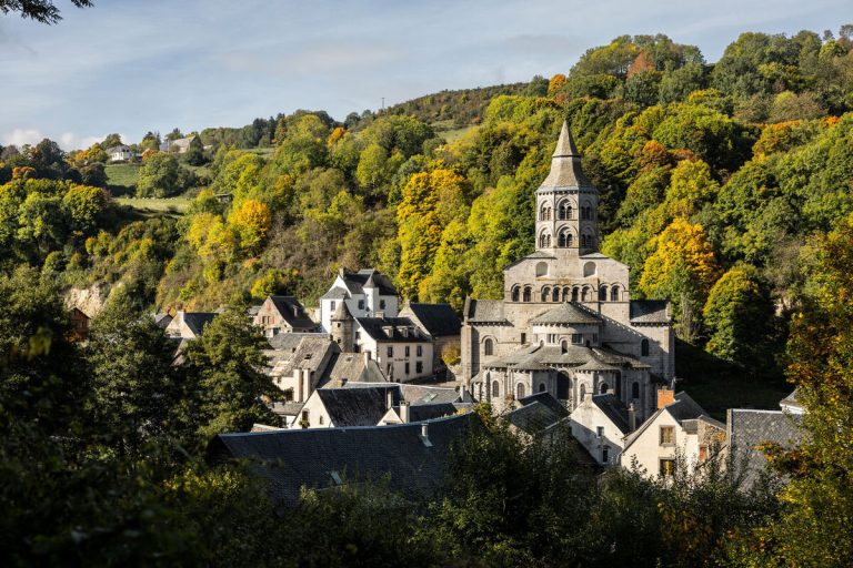 Ce village du Puy-de-Dôme est une merveille romane au cœur des volcans, une visite culturelle et nature pour l&rsquo;automne 