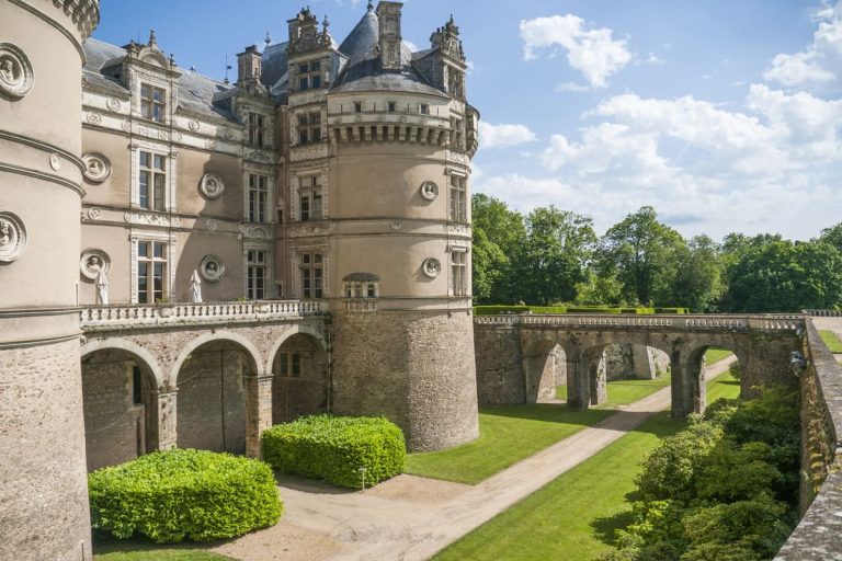 Ce village de la Sarthe, au bord du Loir, est une petite cité de caractère au charme bucolique, idéale pour l&rsquo;automne