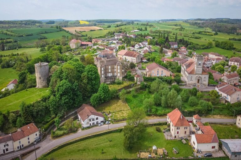 Ce village de la Haute-Saône est célèbre pour sa verrerie d&rsquo;art, un savoir-faire ancestral où le souffle crée la magie 