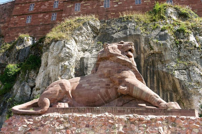 Ce village du Territoire de Belfort abrite un lion monumental sculpté par Bartholdi, une œuvre d&rsquo;art impressionnante 