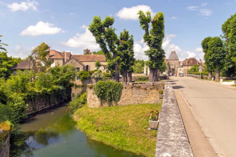 Ce village de l&rsquo;Yonne est une pépite médiévale au bord de l&rsquo;eau, parfaite pour un week-end d&rsquo;automne 