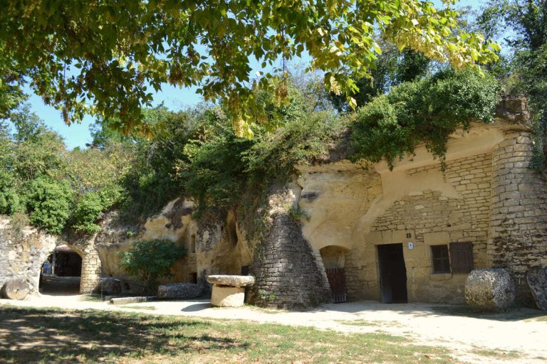 Ce village du Maine-et-Loire est le cœur de la plus grande concentration de sites troglodytiques de France, un monde souterrain à explorer