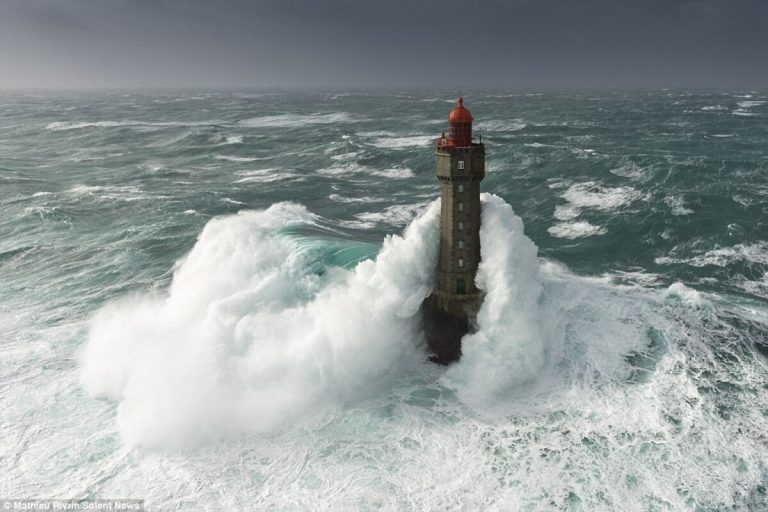 Ce phare breton, surnommé « l&rsquo;Enfer des enfers », est le plus dangereux du monde et ne se visite que virtuellement