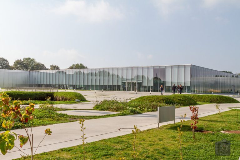 L&rsquo;alternative au Louvre parisien : ce musée ultramoderne, construit sur une ancienne mine, expose les trésors de l&rsquo;Égypte