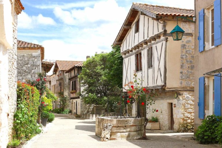 Ce village du Lot-et-Garonne est une bastide perchée offrant des vues imprenables sur la campagne gasconne en automne 