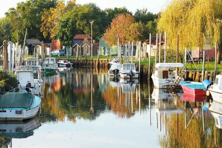 Non, ce n&rsquo;est pas une base de science-fiction, mais un village sur l&rsquo;eau en Gironde, avec des cabanes sur pilotis 