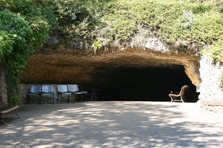Ce village de la Dordogne abrite une grotte ornée de gravures préhistoriques, un témoignage émouvant de nos ancêtres